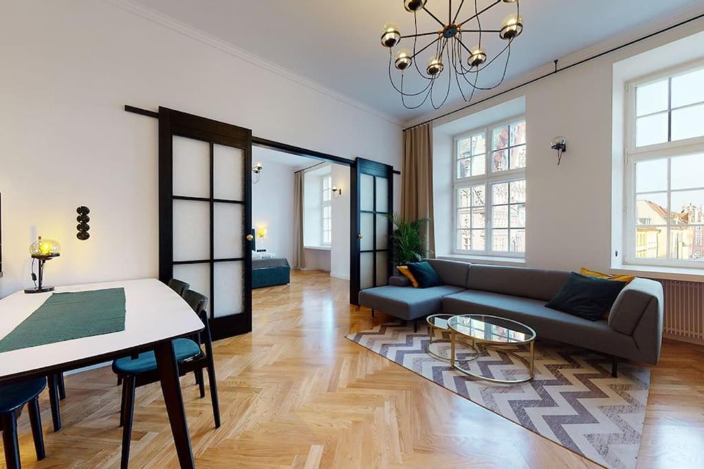 Big Modern Apart - Market Square - Nice View - Next To Town Hall Apartment *